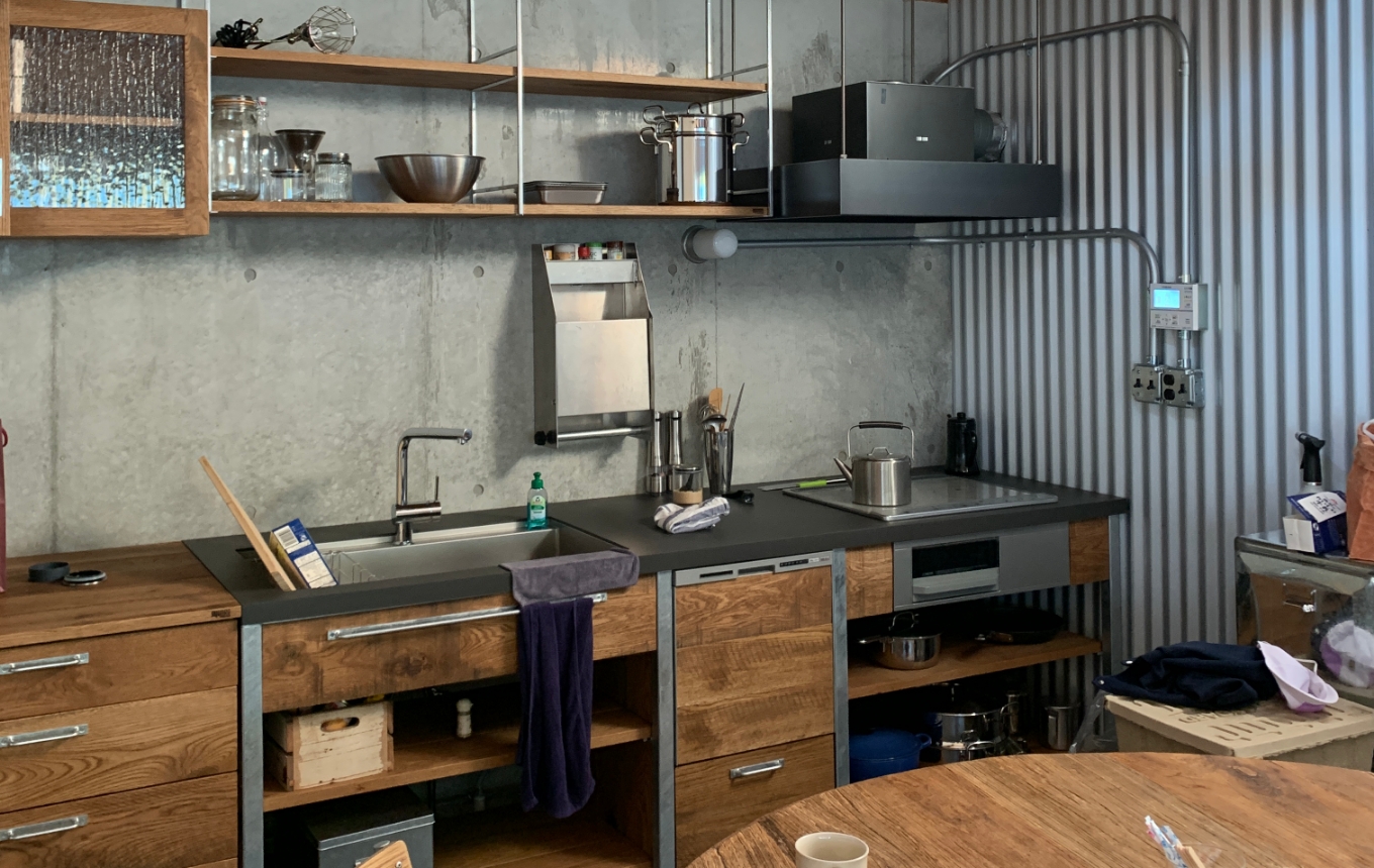 Tin HOUSE